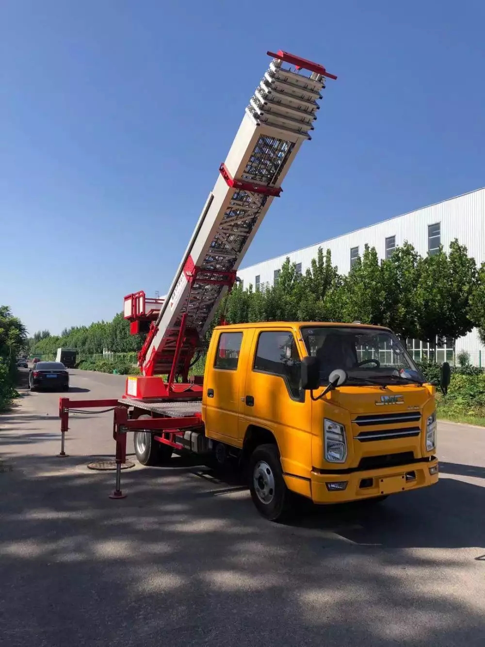 隆化县附近的云梯车出租服务：轻松解决高空作业需求